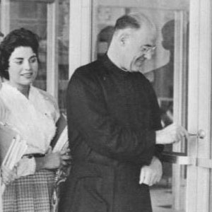 91女神 President Father Paul C. Reinert, S.J., opened the library on May 18, 1959.